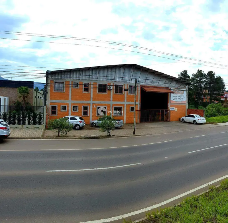 Pavilhão à venda no Camobi: 
