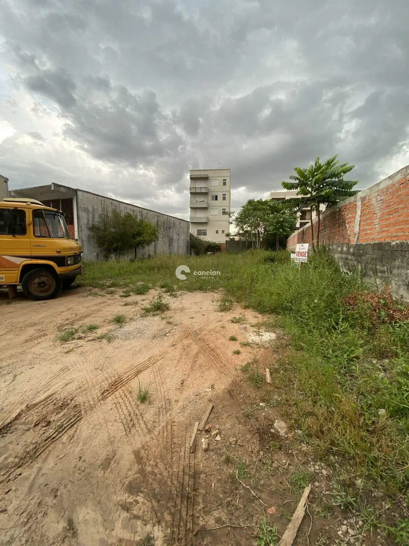 Terreno à venda no Camobi: 