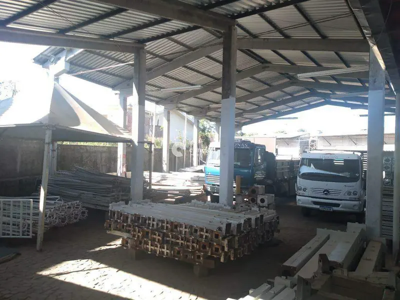 Pavilhão à venda no Pé de Plátano: 