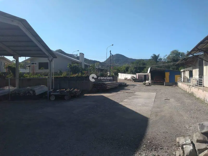 Pavilhão à venda no Pé de Plátano: 