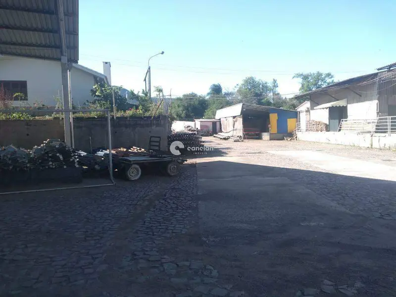 Pavilhão à venda no Pé de Plátano: 