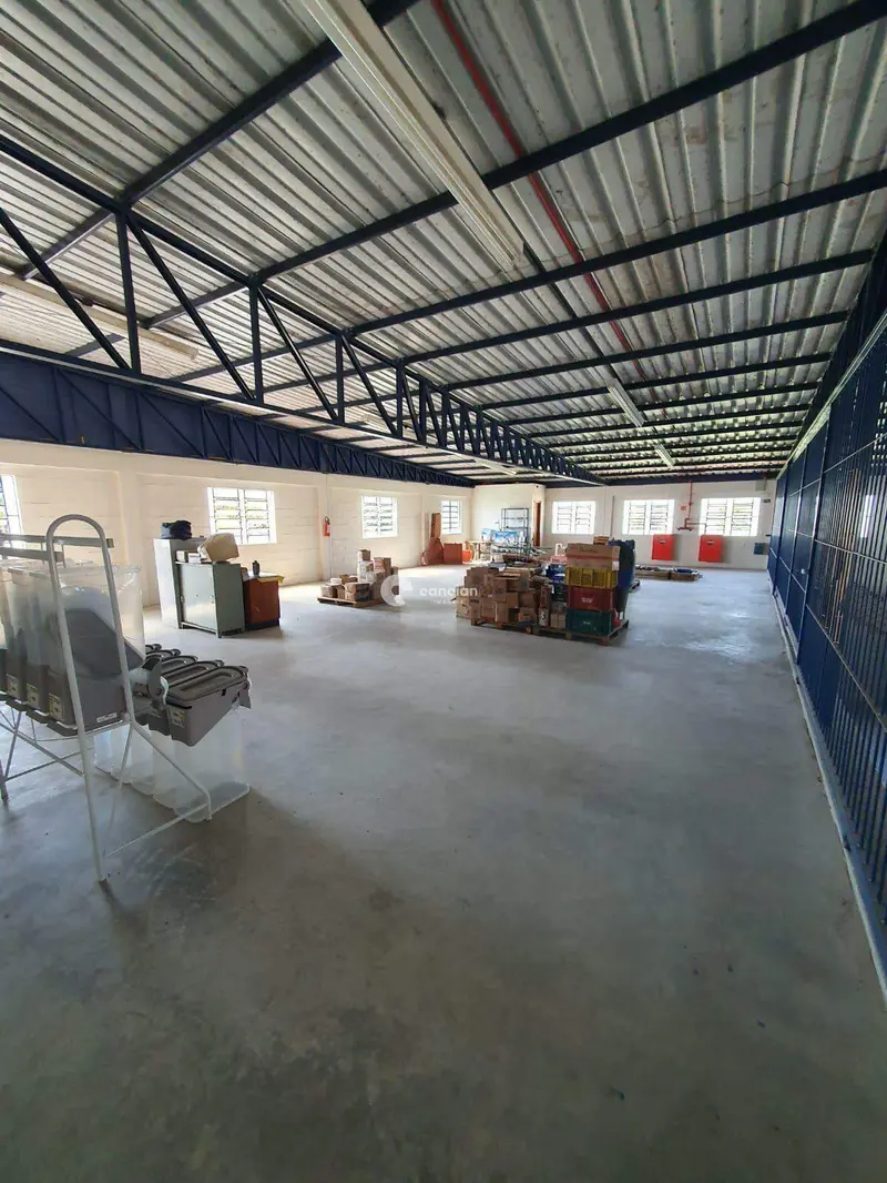 Pavilhão à venda no Camobi: 