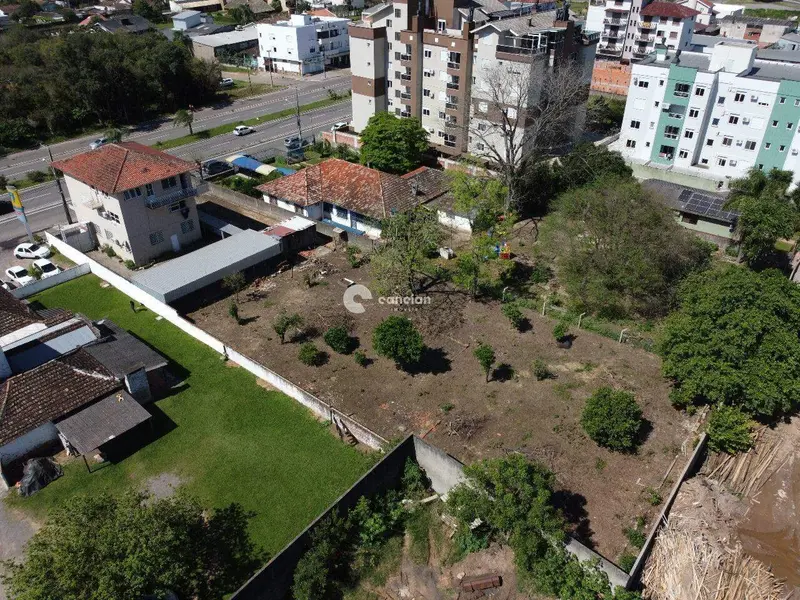 Terreno à venda no Camobi: 