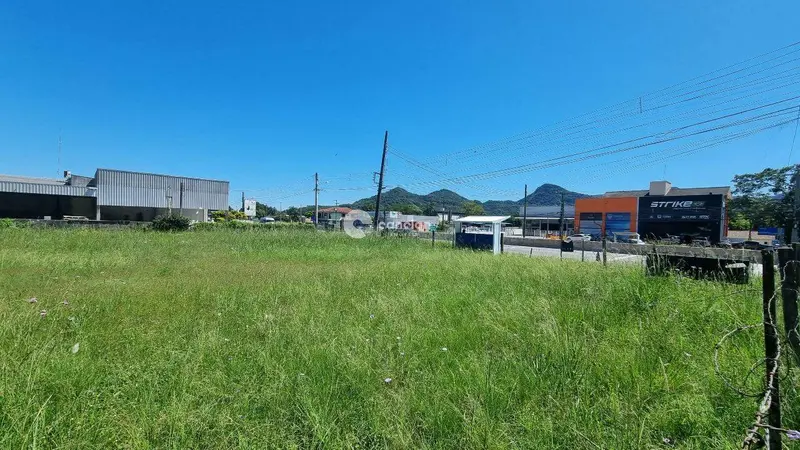 Terreno à venda no Camobi: 