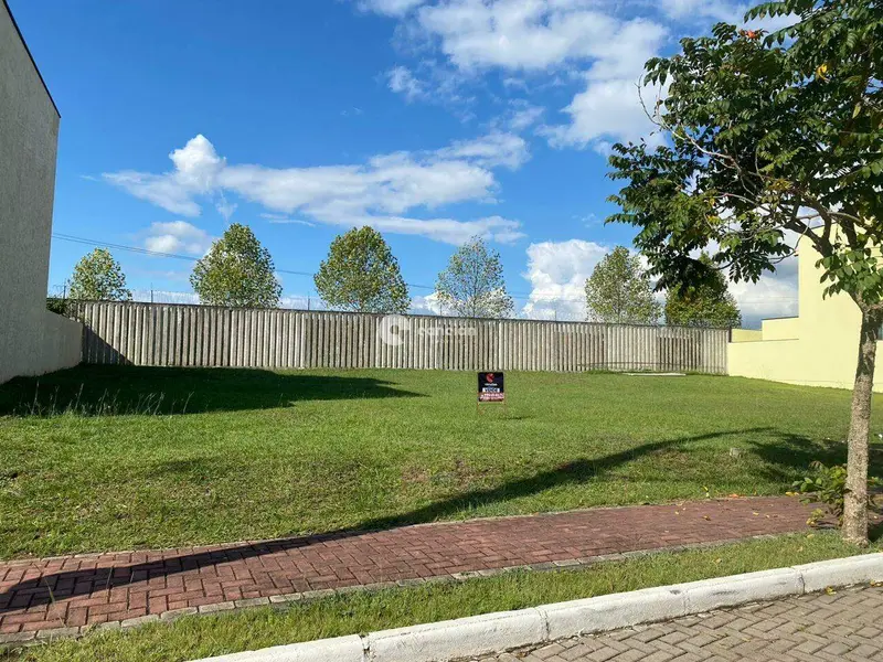 Terreno em condomínio à venda no Tomazetti: 