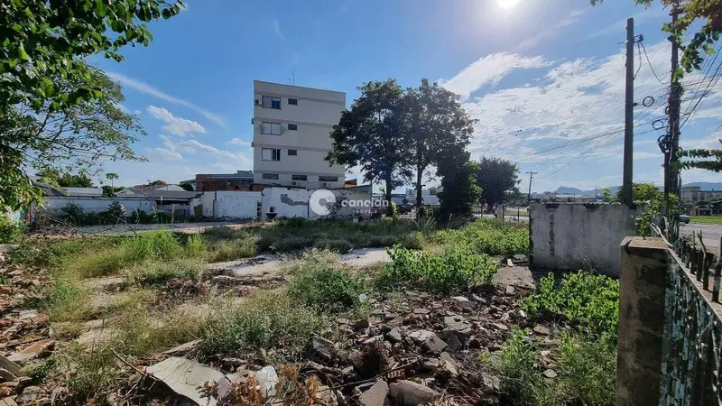 Terreno à venda no Camobi: 
