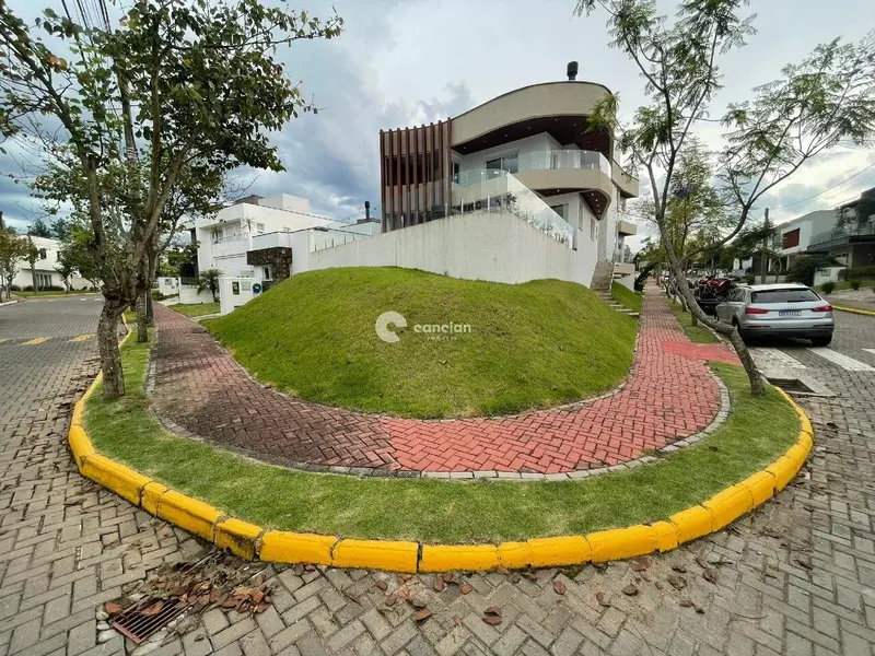 Casa de Condomínio à venda no Tomazetti: Lote de Esquina