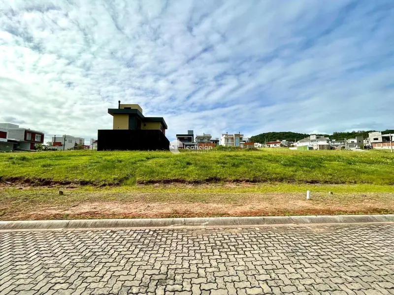 Terreno em condomínio à venda no Tomazetti: 