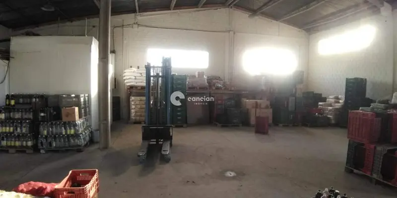 Pavilhão à venda no Camobi: 