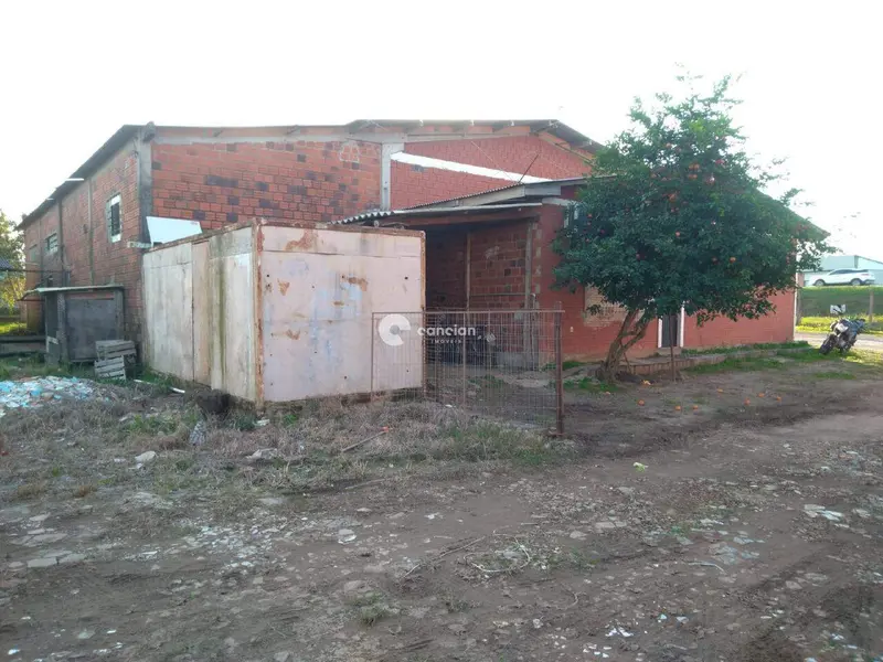 Pavilhão à venda no Camobi: 