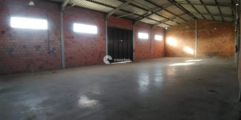 Pavilhão à venda no Camobi: 