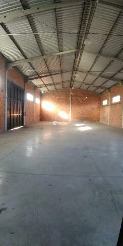 Pavilhão à venda no Camobi: 