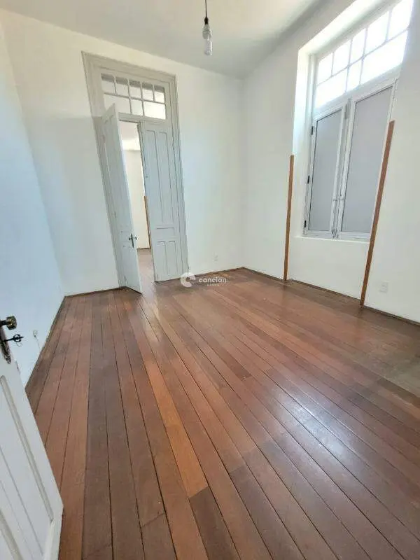 Prédio Comercial à venda no Centro: 