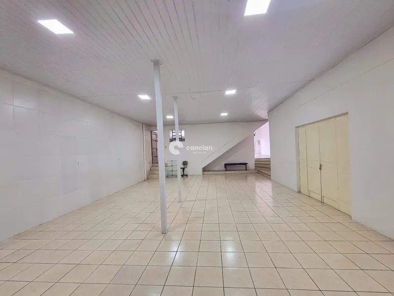 Pavilhão à venda no Camobi: 
