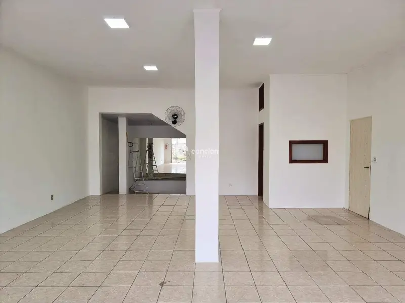 Pavilhão à venda no Camobi: 