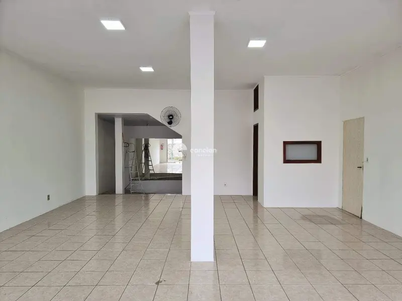 Pavilhão à venda no Camobi: 