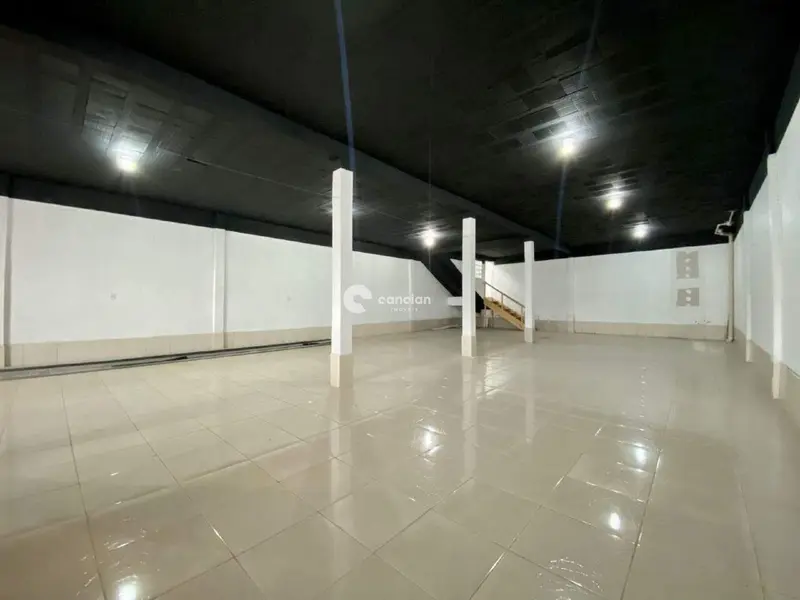 Pavilhão à venda no Camobi: 