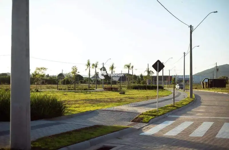 Terreno à venda no Camobi: 