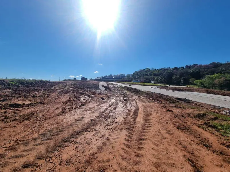 Terreno em condomínio à venda no Tomazetti: 
