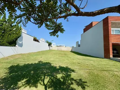 Terreno em condomínio à venda no Tomazetti: 