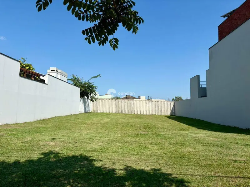 Terreno em condomínio à venda no Tomazetti: 