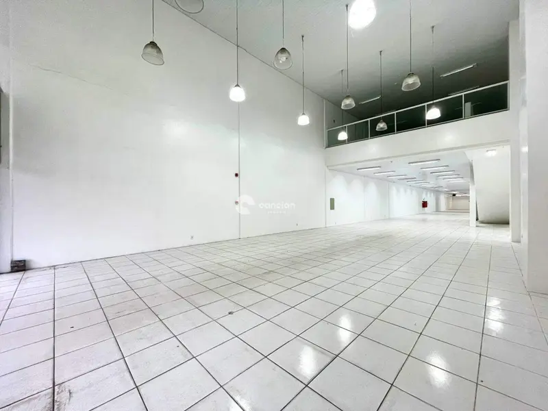 Pavilhão para aluguel no Centro: