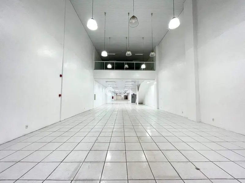 Pavilhão para aluguel no Centro: