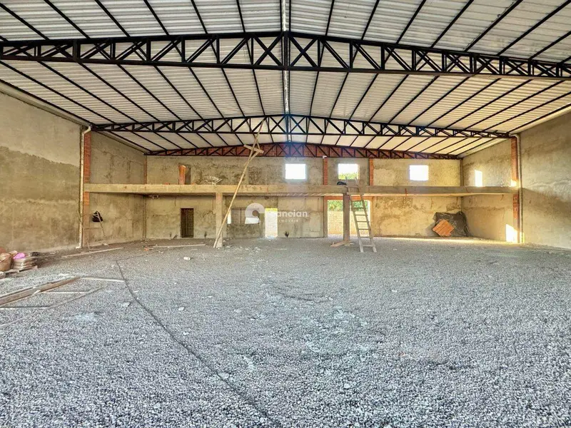 Pavilhão à venda no São José: 