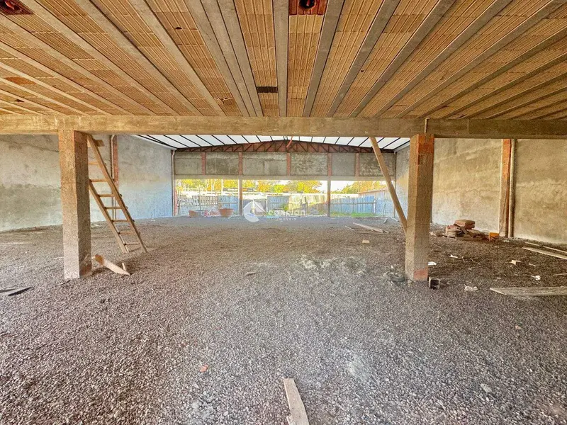 Pavilhão à venda no São José: 