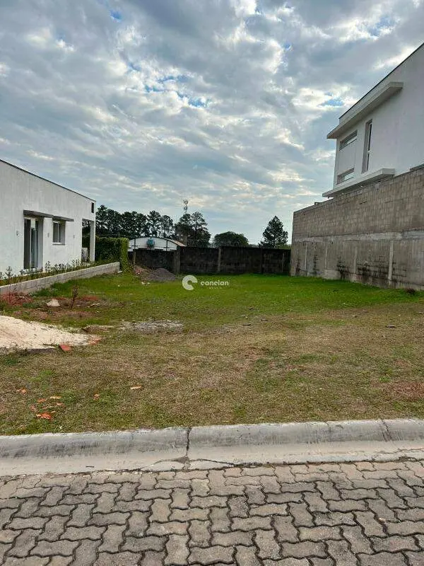 Terreno em condomínio à venda no Tomazetti: 
