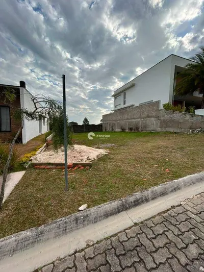 Terreno em condomínio à venda no Tomazetti: 