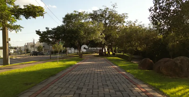 Terreno em condomínio à venda no Tomazetti: 